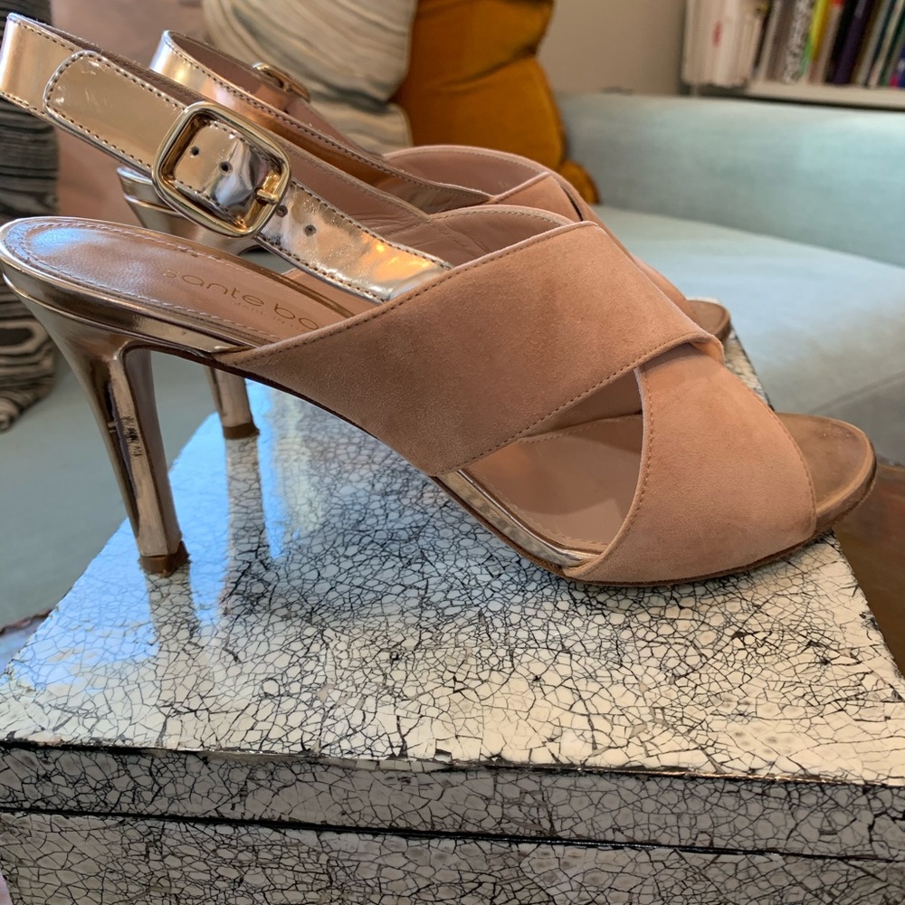 Sante Barello nude suede sandals